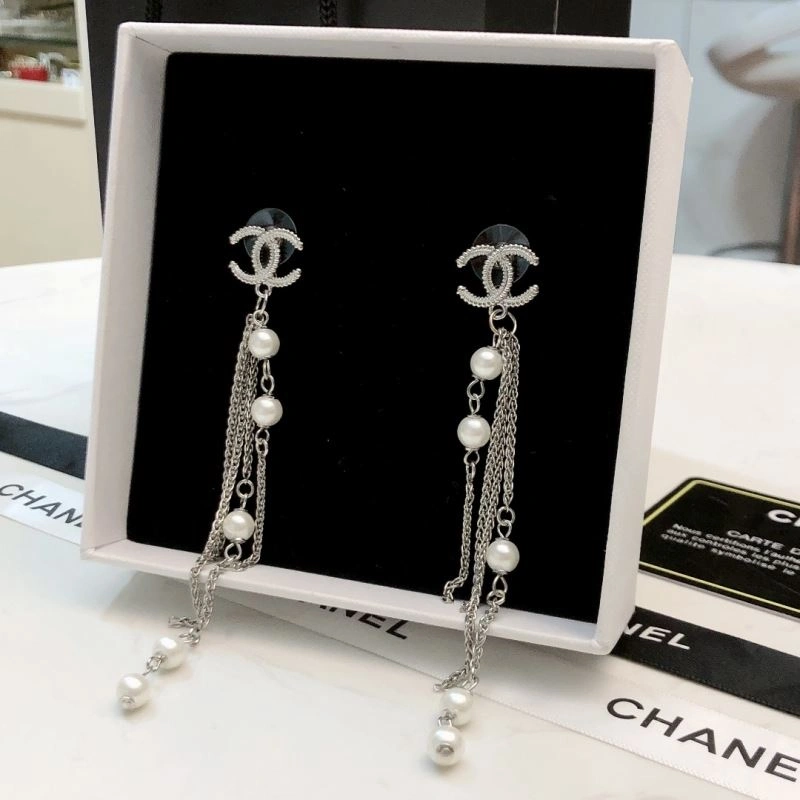 Sophisticated Chanel Earrings 231347