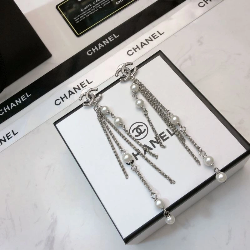 Sophisticated Chanel Earrings 231347