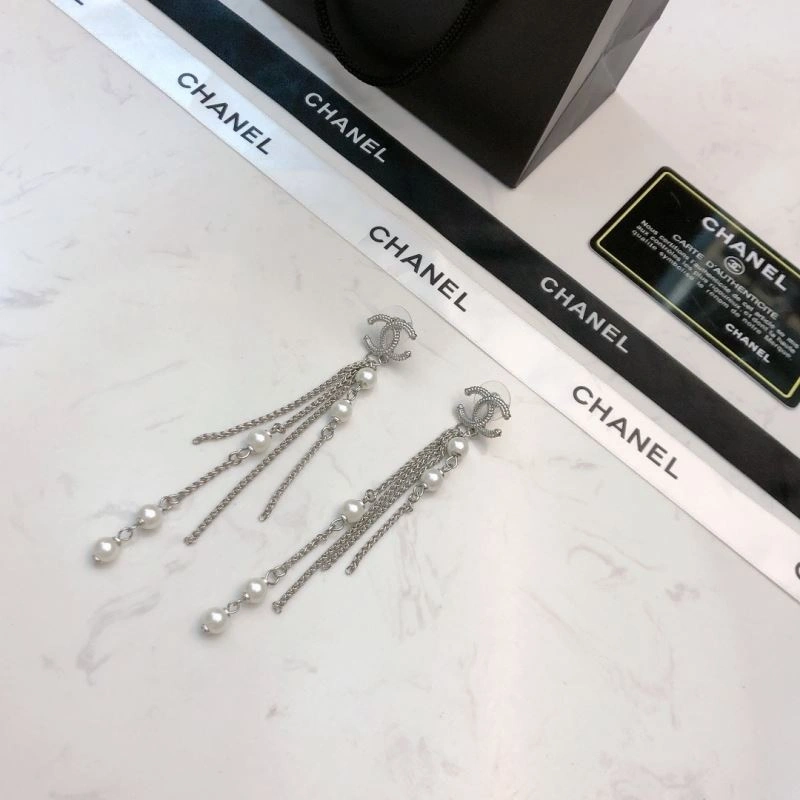 Sophisticated Chanel Earrings 231347
