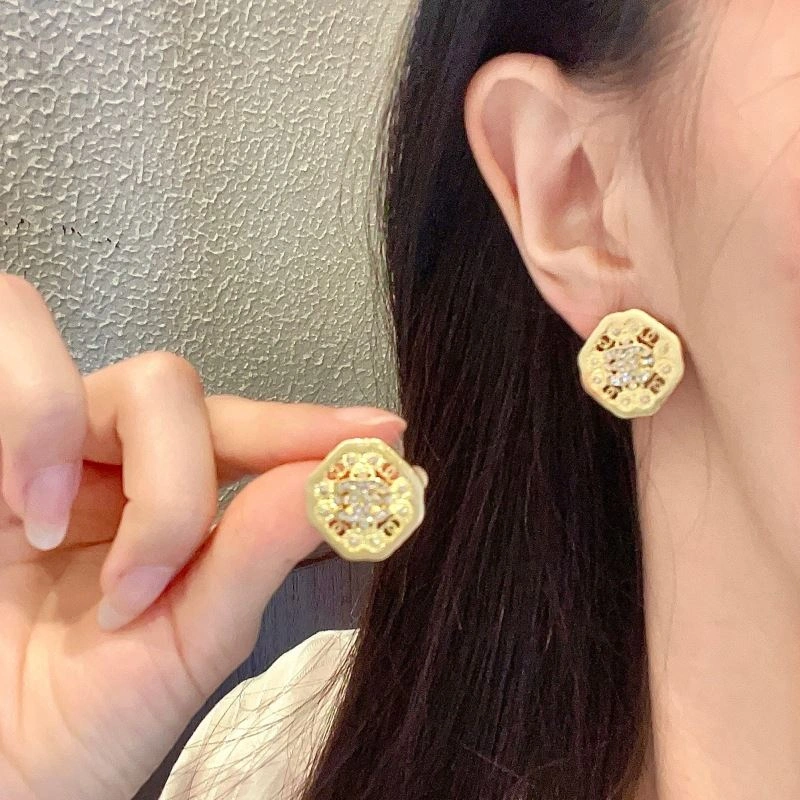 Lightweight Chanel Earrings 231317
