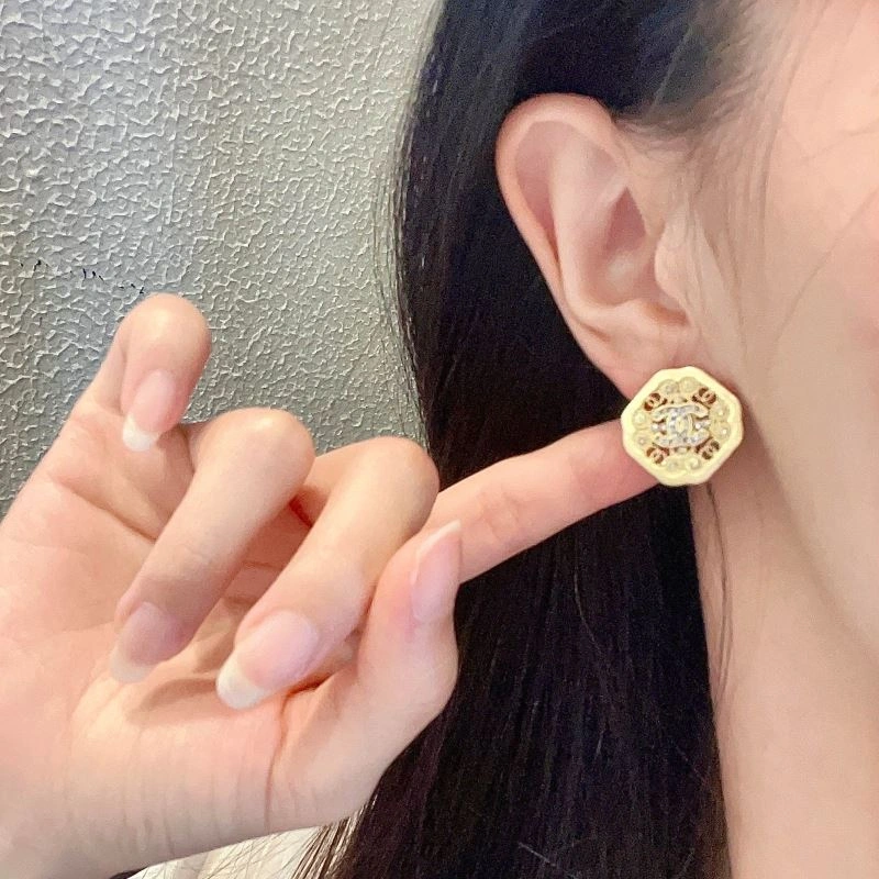 Lightweight Chanel Earrings 231317
