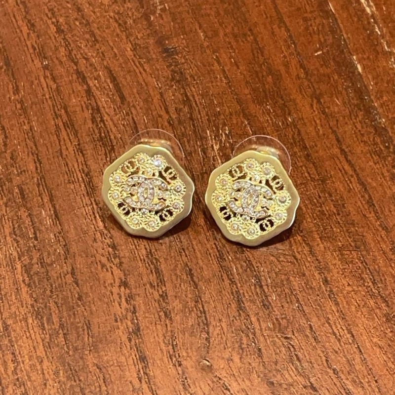 Lightweight Chanel Earrings 231317