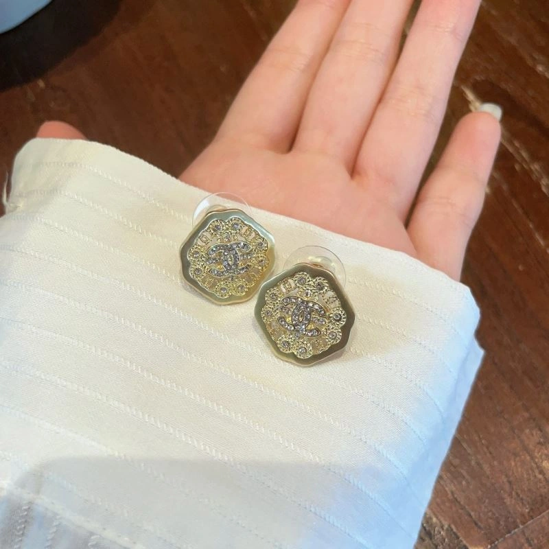Lightweight Chanel Earrings 231317