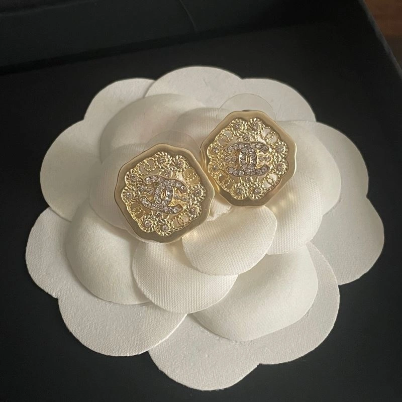 Lightweight Chanel Earrings 231317
