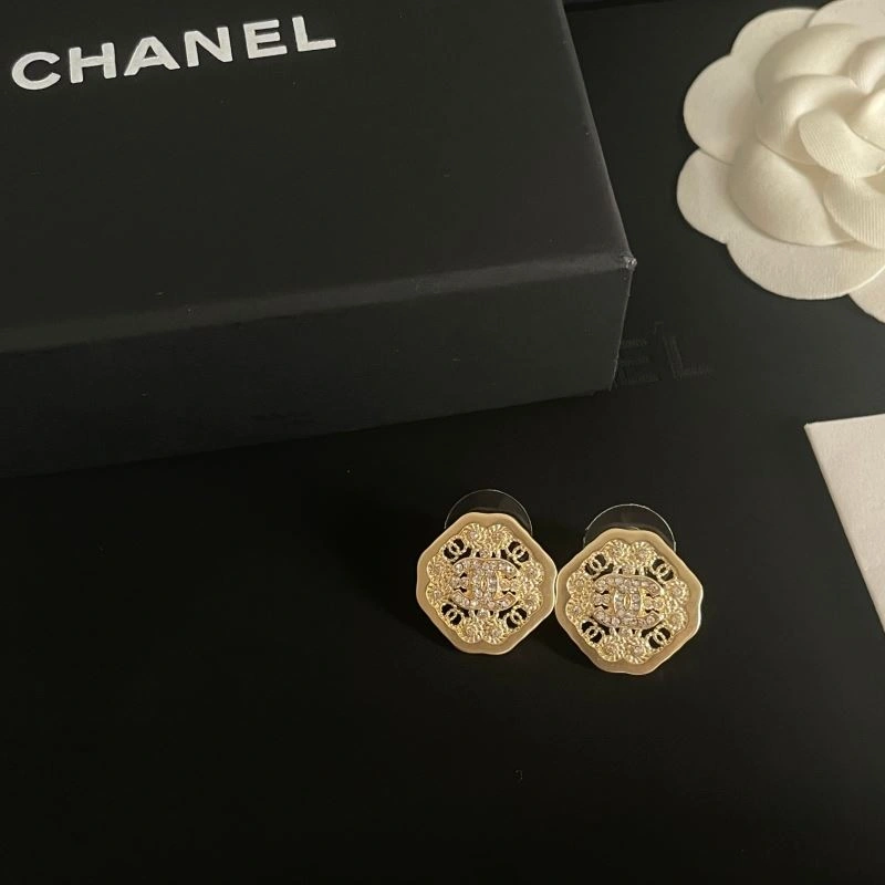 Lightweight Chanel Earrings 231317