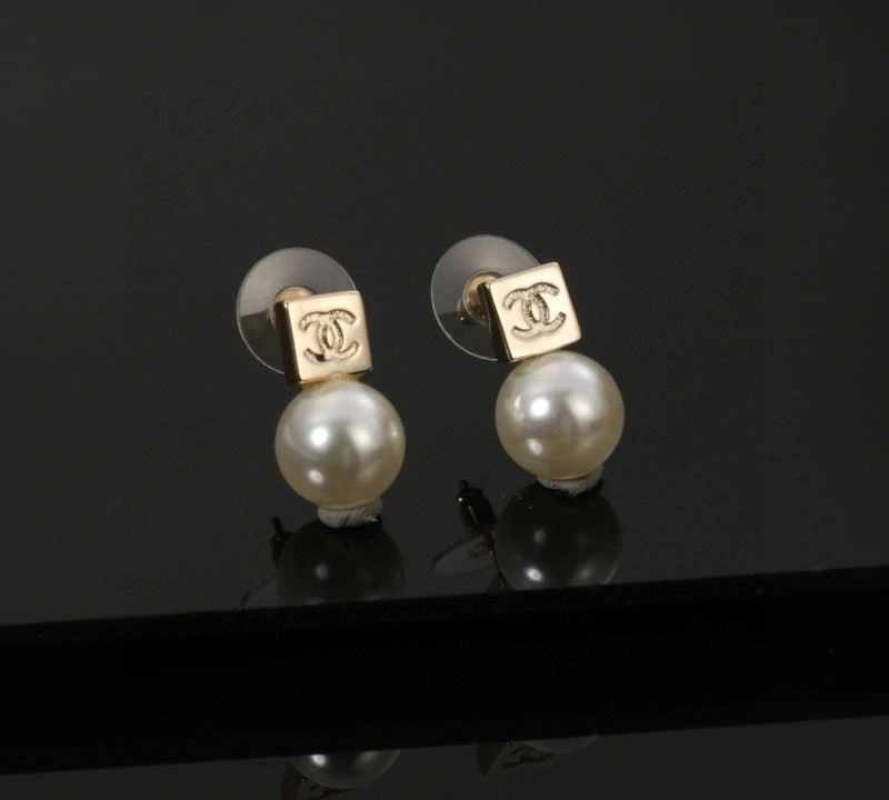 Sophisticated Chanel Earrings 231212
