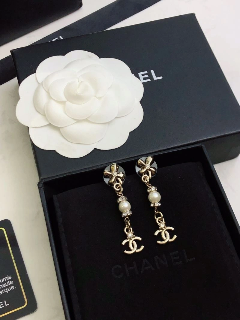 EyeCatching Chanel Earrings 230751