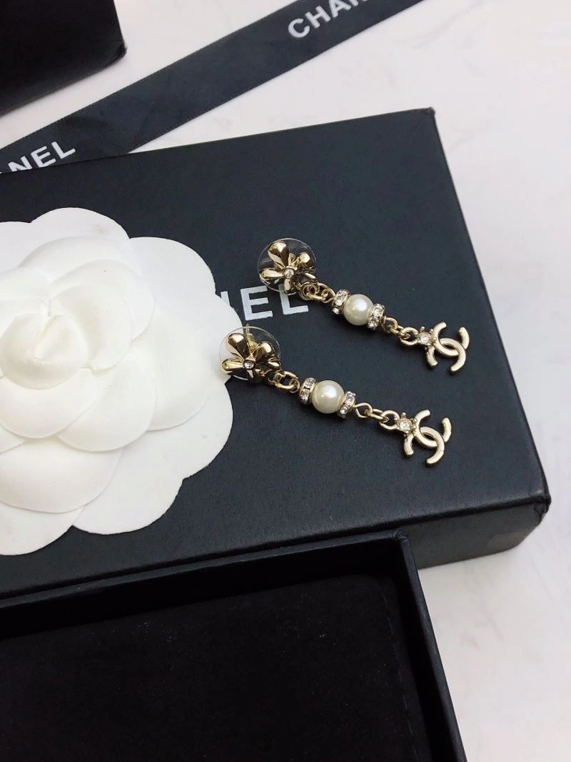 EyeCatching Chanel Earrings 230751