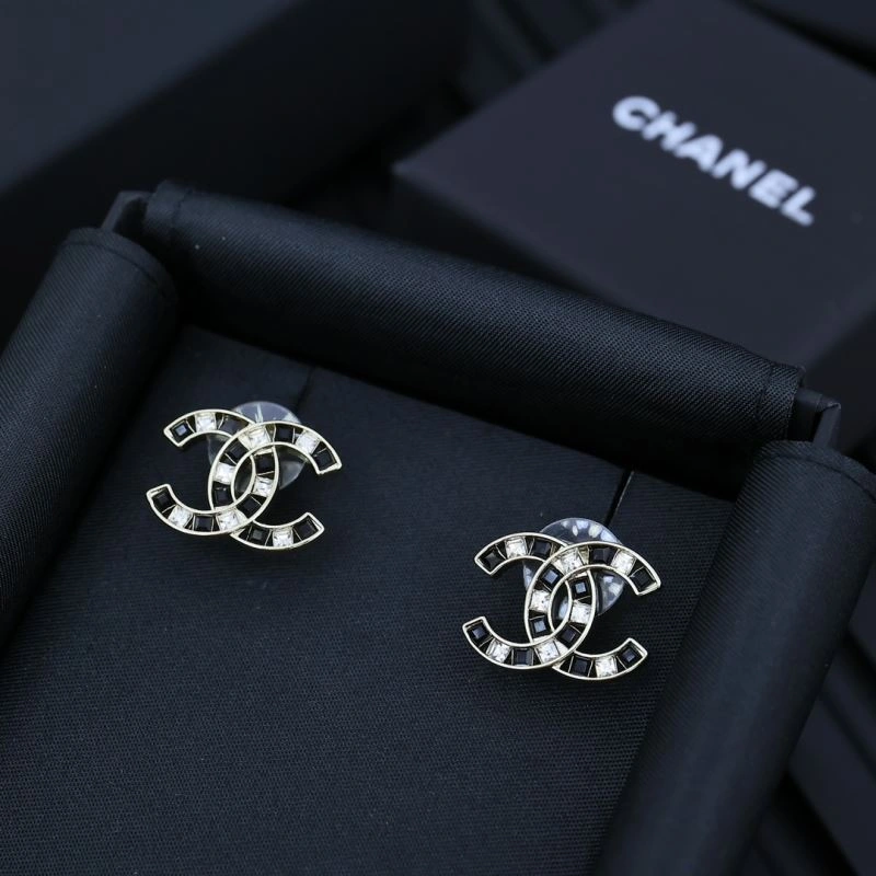 Chanel Earrings Versatile 230708