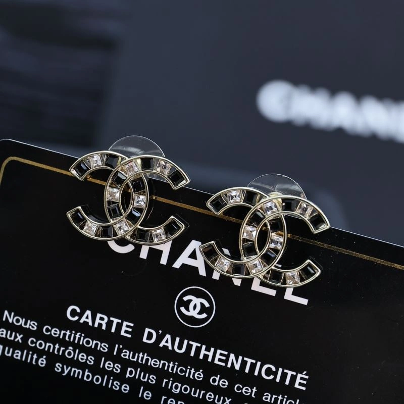 Chanel Earrings Versatile 230708