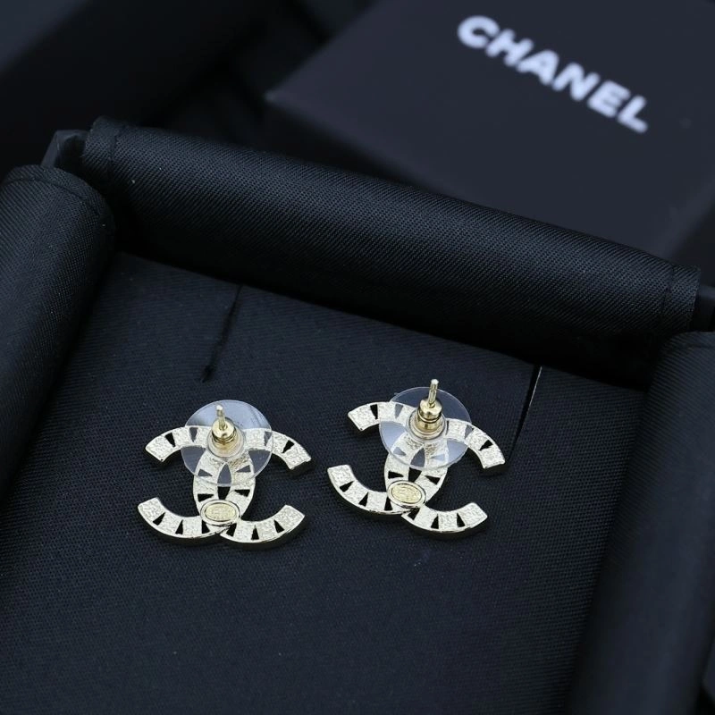 Chanel Earrings Versatile 230708
