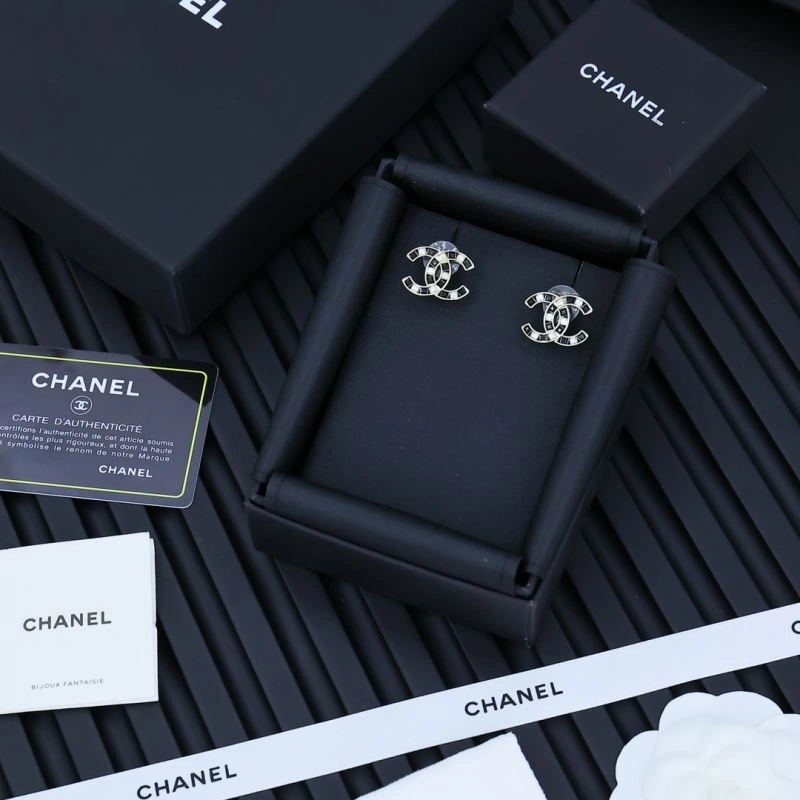 Chanel Earrings Versatile 230708