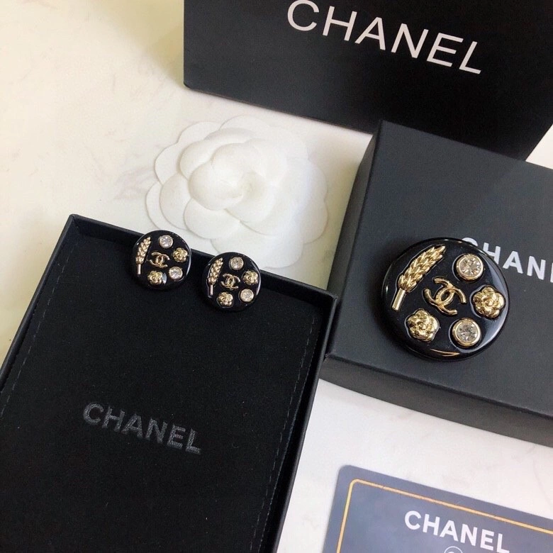 Minimalist Chanel Earrings 230635