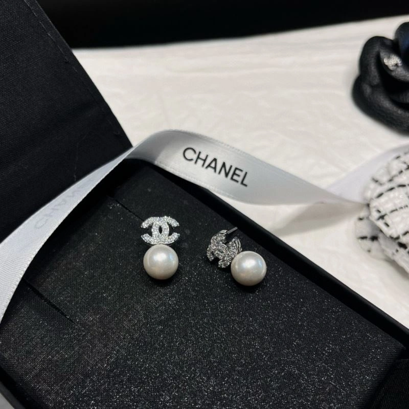 Chanel Earrings Versatile 232229