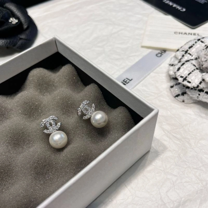 Chanel Earrings Versatile 232229