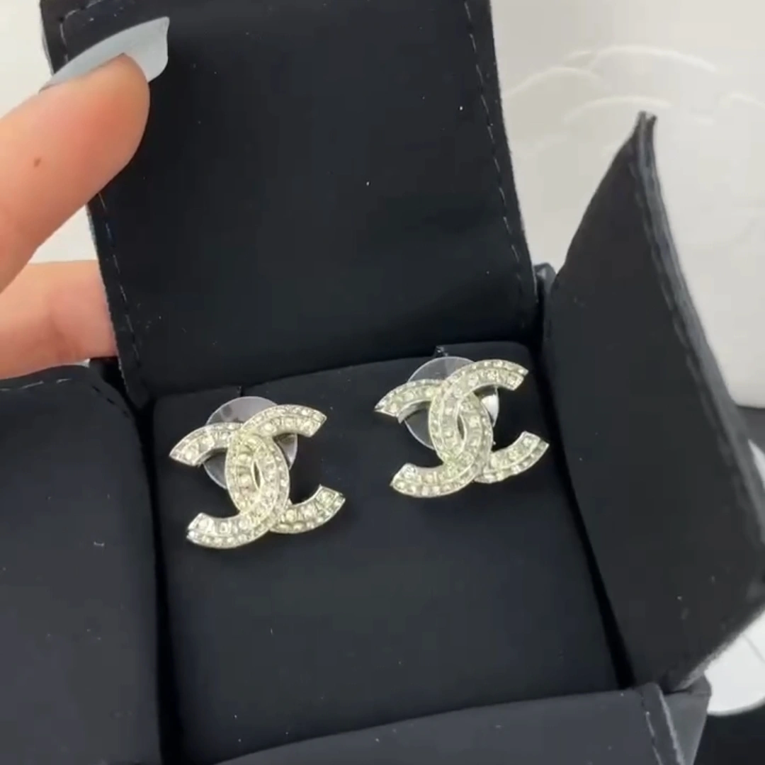 Chanel Earrings Bold 231840
