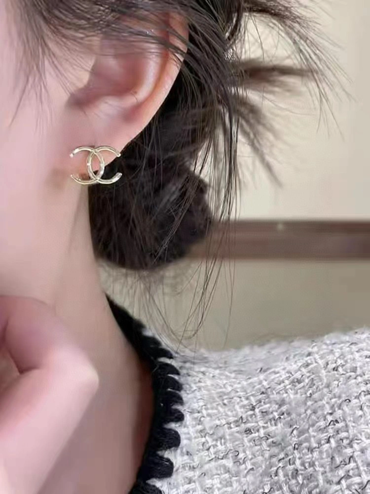 EyeCatching Chanel Earrings 231898