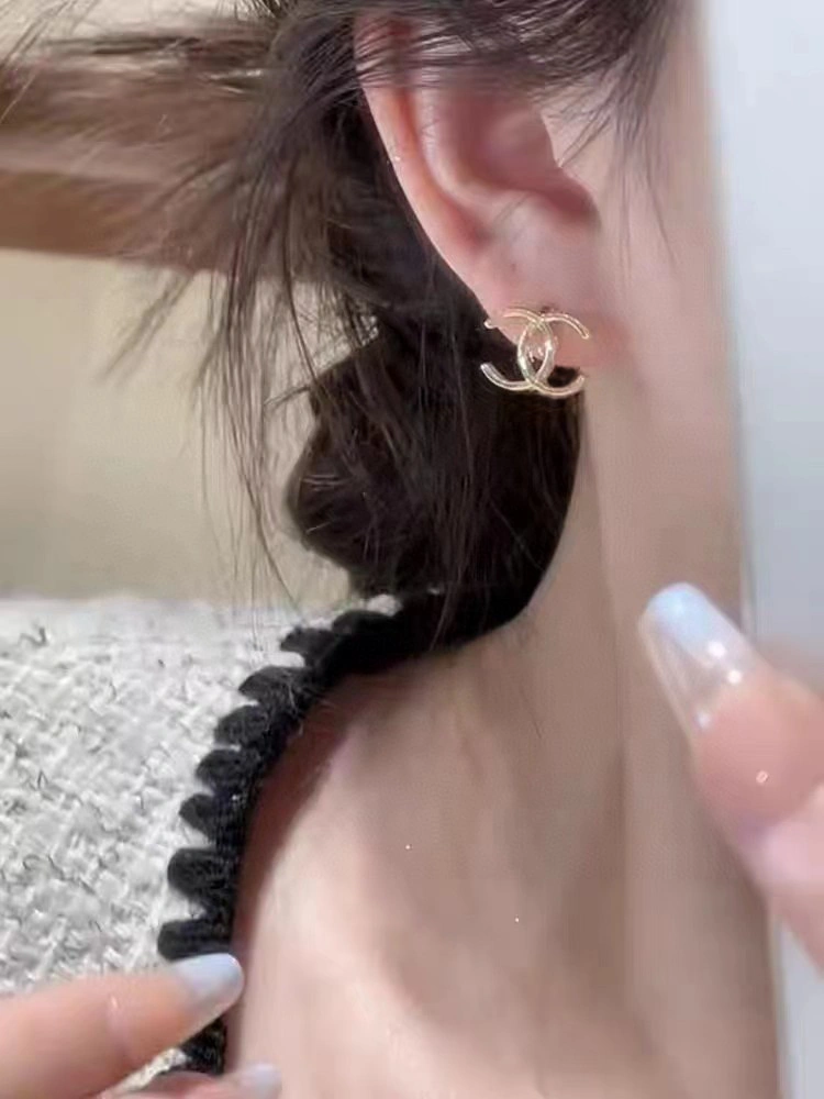 EyeCatching Chanel Earrings 231898