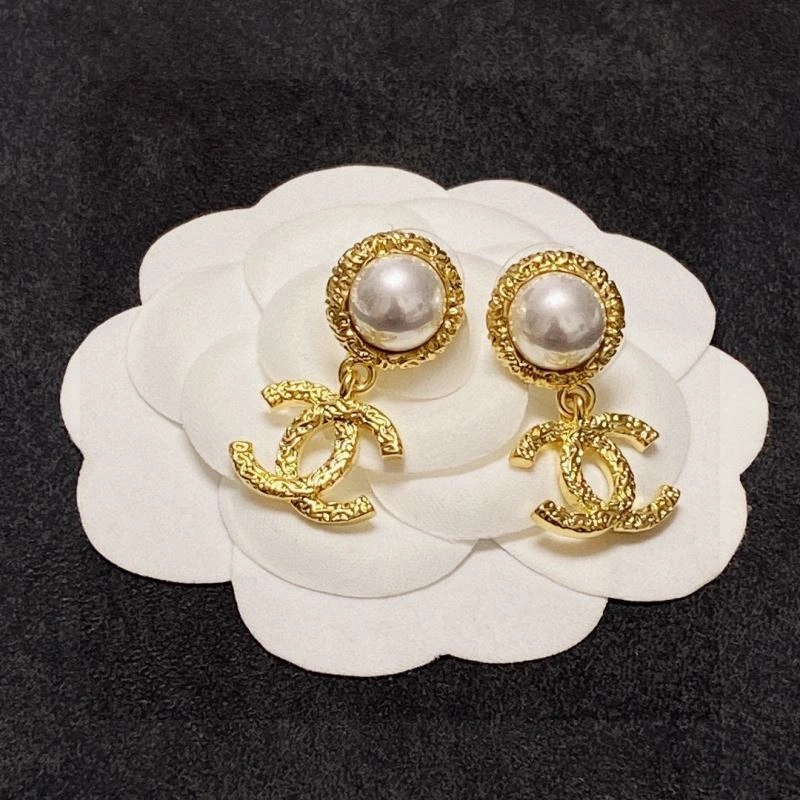 Sophisticated Chanel Earrings 231768