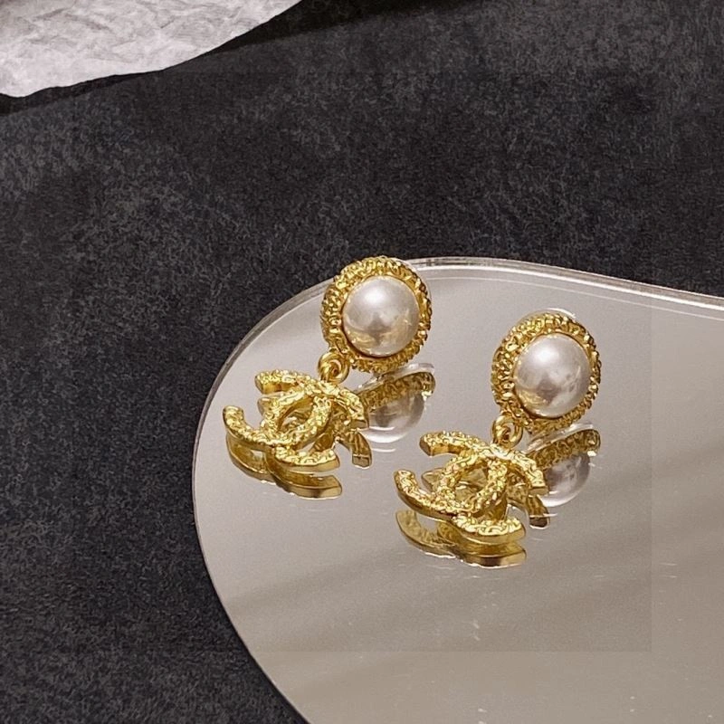 Sophisticated Chanel Earrings 231768