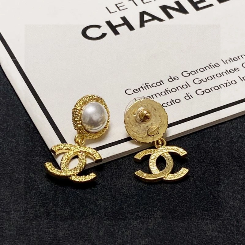 Sophisticated Chanel Earrings 231768