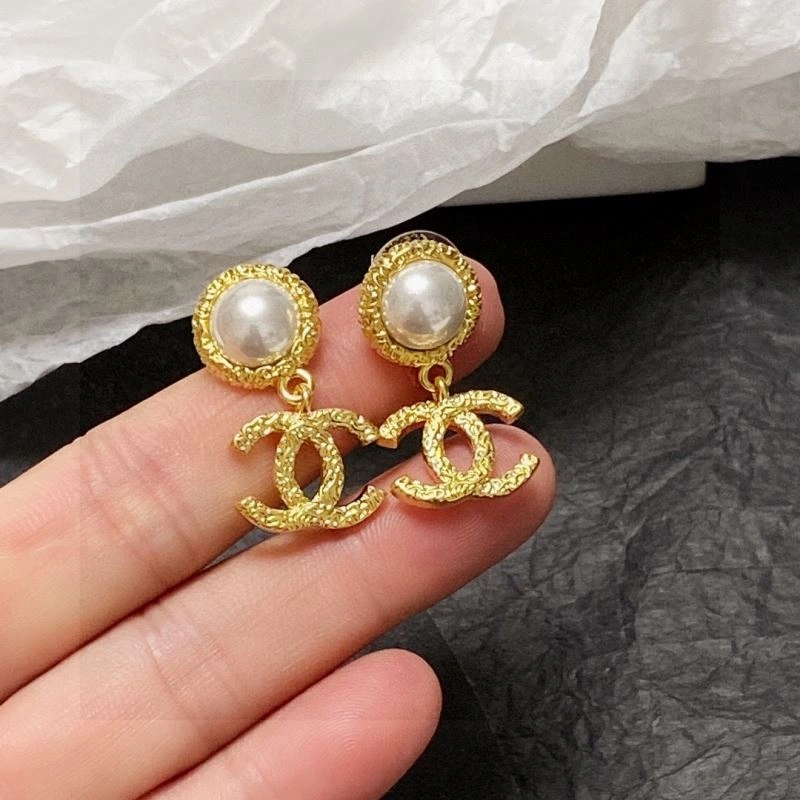 Sophisticated Chanel Earrings 231768