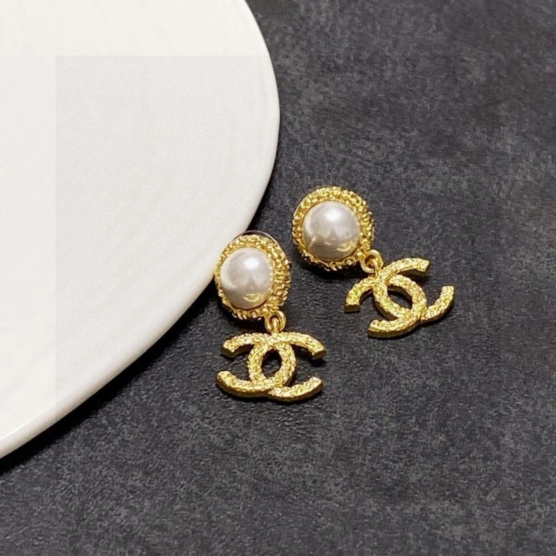 Sophisticated Chanel Earrings 231768