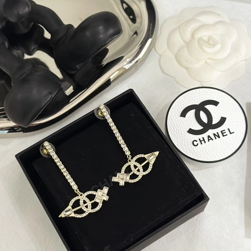 EyeCatching Chanel Earrings 231783