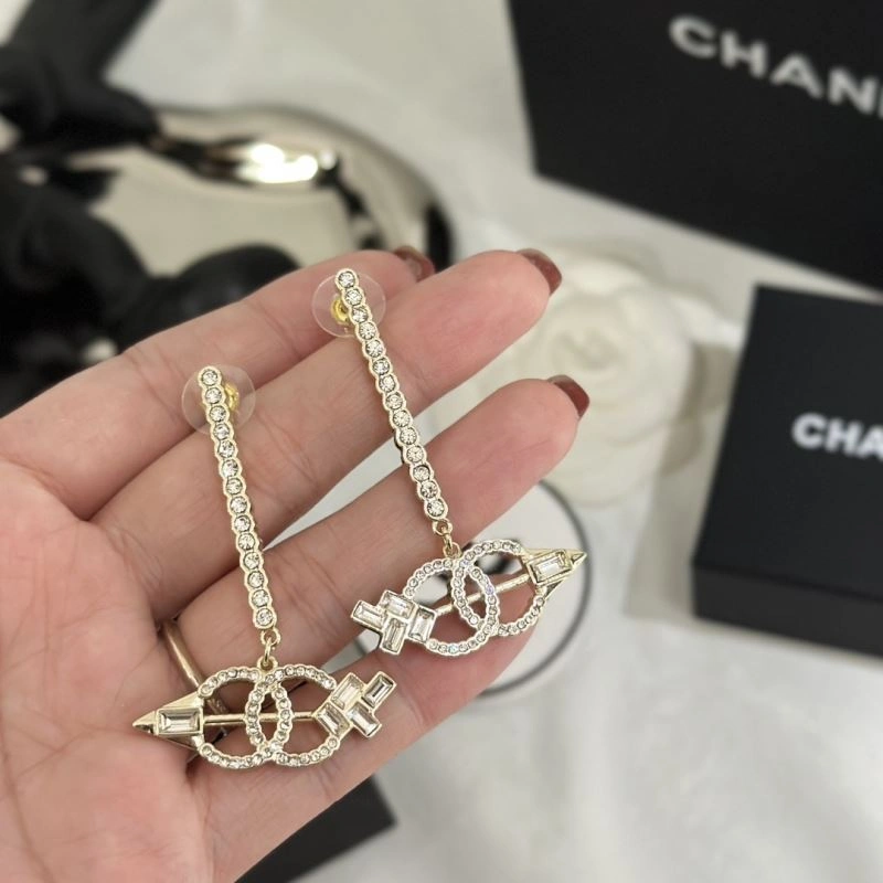 EyeCatching Chanel Earrings 231783