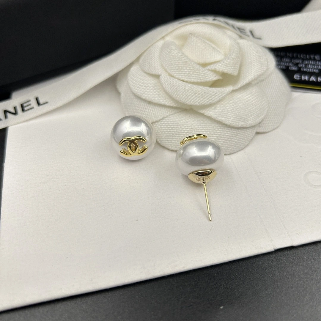 Chic Chanel Earrings 231708