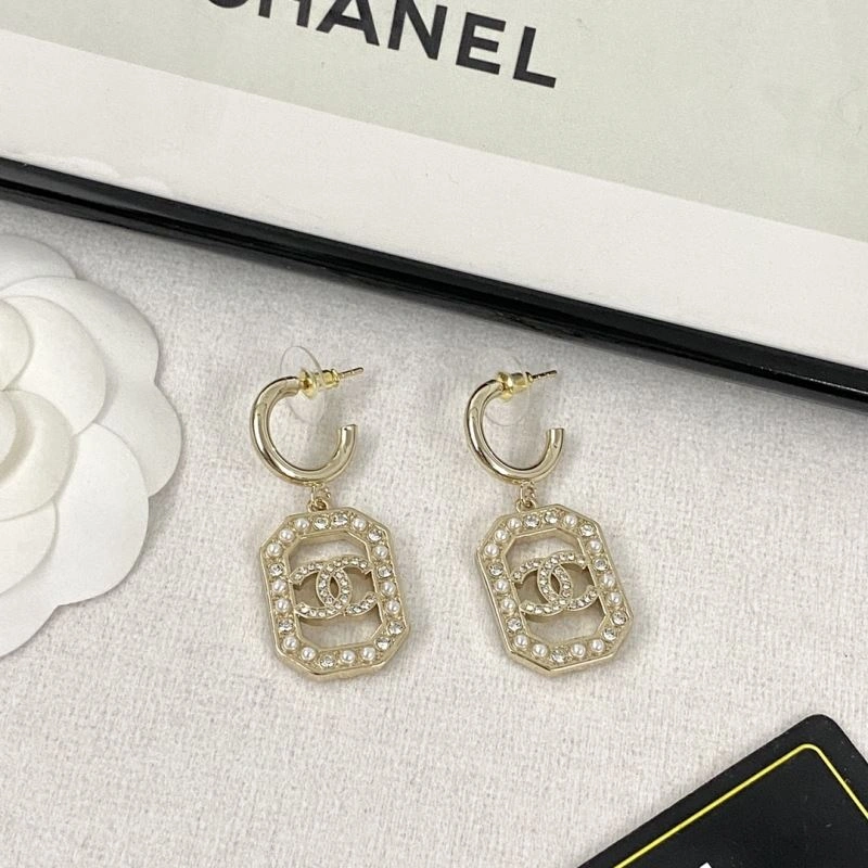 Sophisticated Chanel Earrings 231573