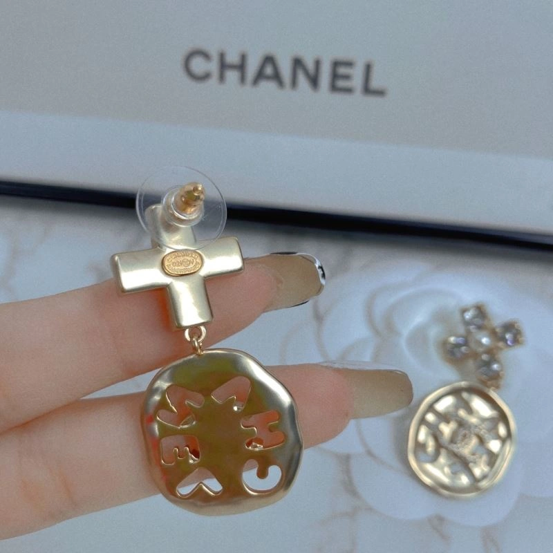 EyeCatching Chanel Earrings 230202