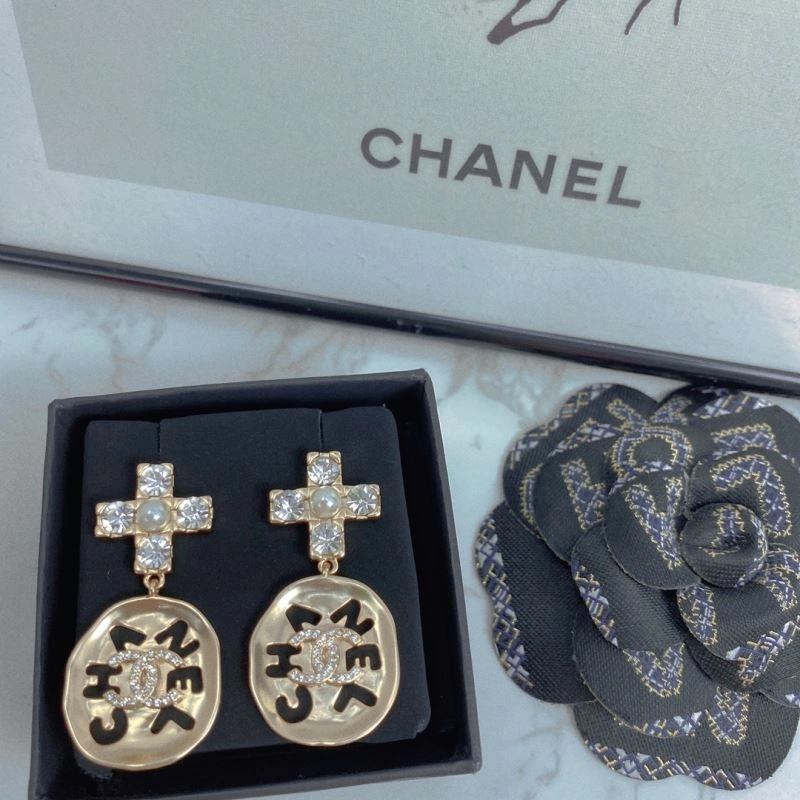 EyeCatching Chanel Earrings 230202