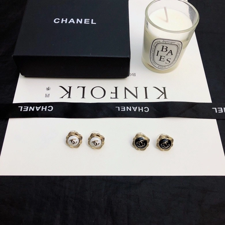 Lightweight Chanel Earrings 230152