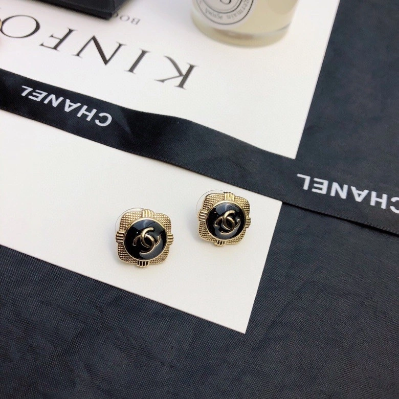 Lightweight Chanel Earrings 230152