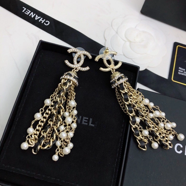 EyeCatching Chanel Earrings 230135