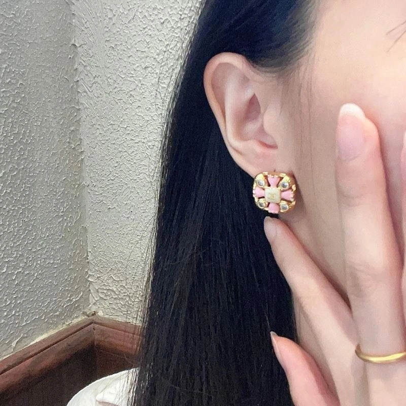Sophisticated Chanel Earrings 230058
