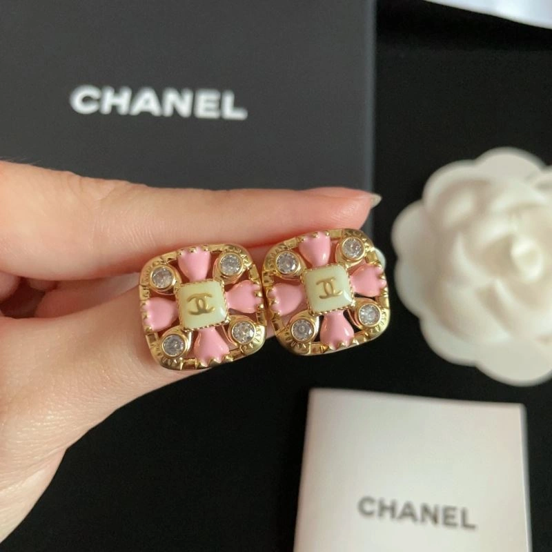 Sophisticated Chanel Earrings 230058