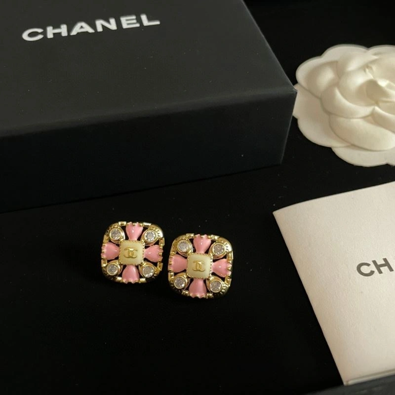 Sophisticated Chanel Earrings 230058