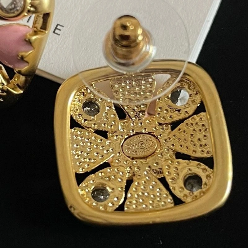 Sophisticated Chanel Earrings 230058