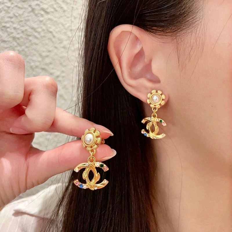 Unique Chanel Earrings 230043