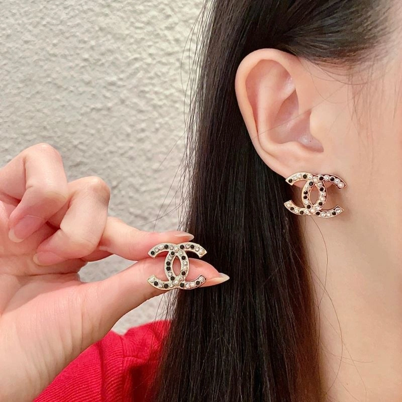Lightweight Chanel Earrings 229961