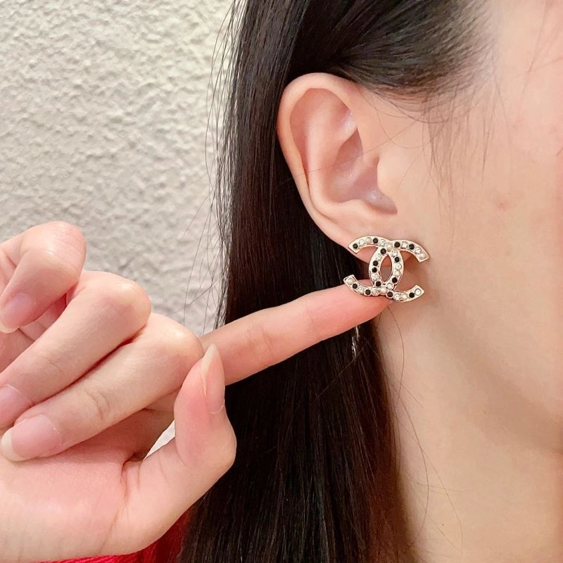 Lightweight Chanel Earrings 229961
