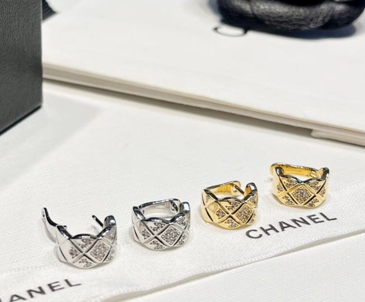 Comfortable Chanel Earrings 229795