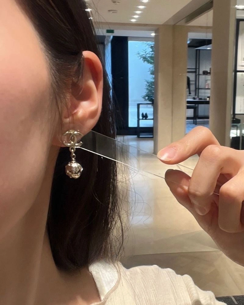 Sleek Chanel Earrings 229076
