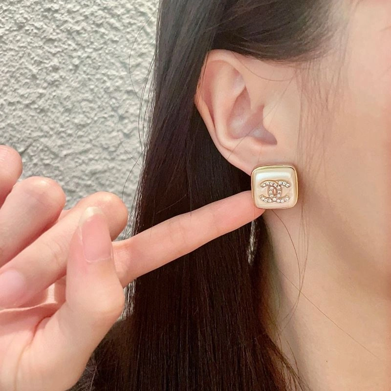 Elegant Chanel Earrings 229071