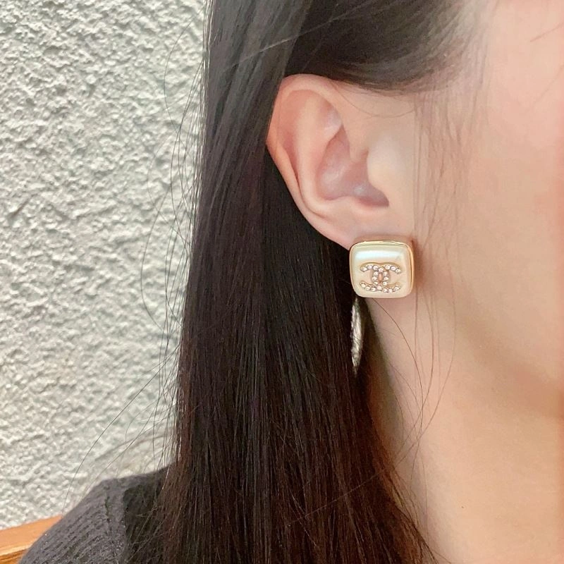 Elegant Chanel Earrings 229071