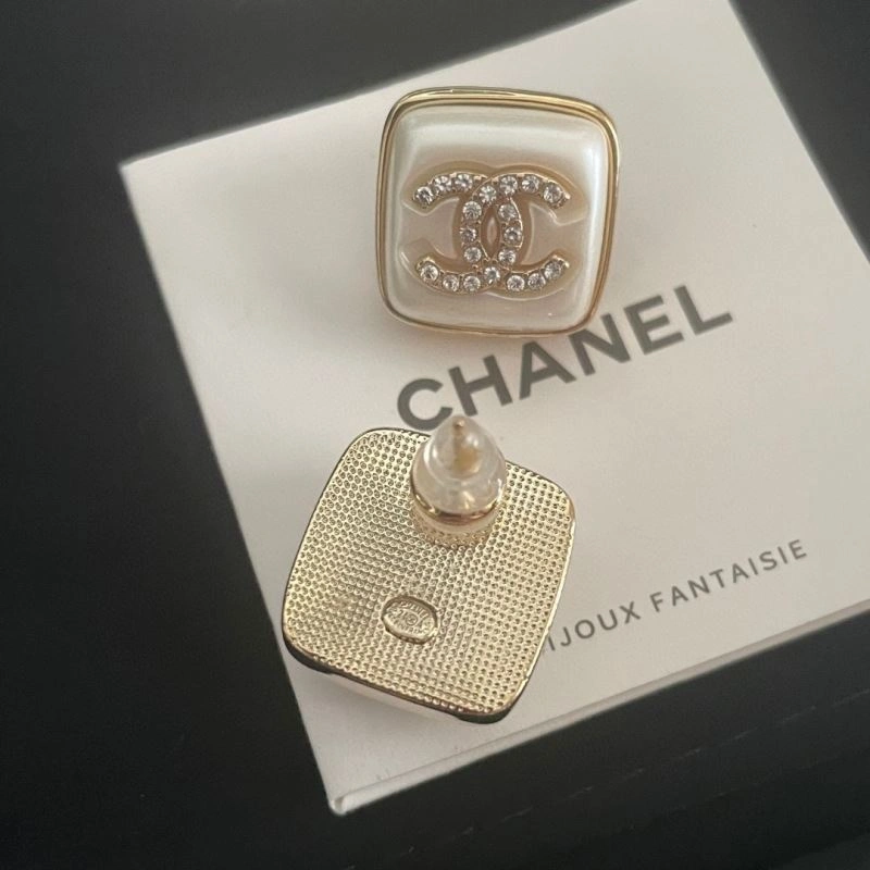 Elegant Chanel Earrings 229071