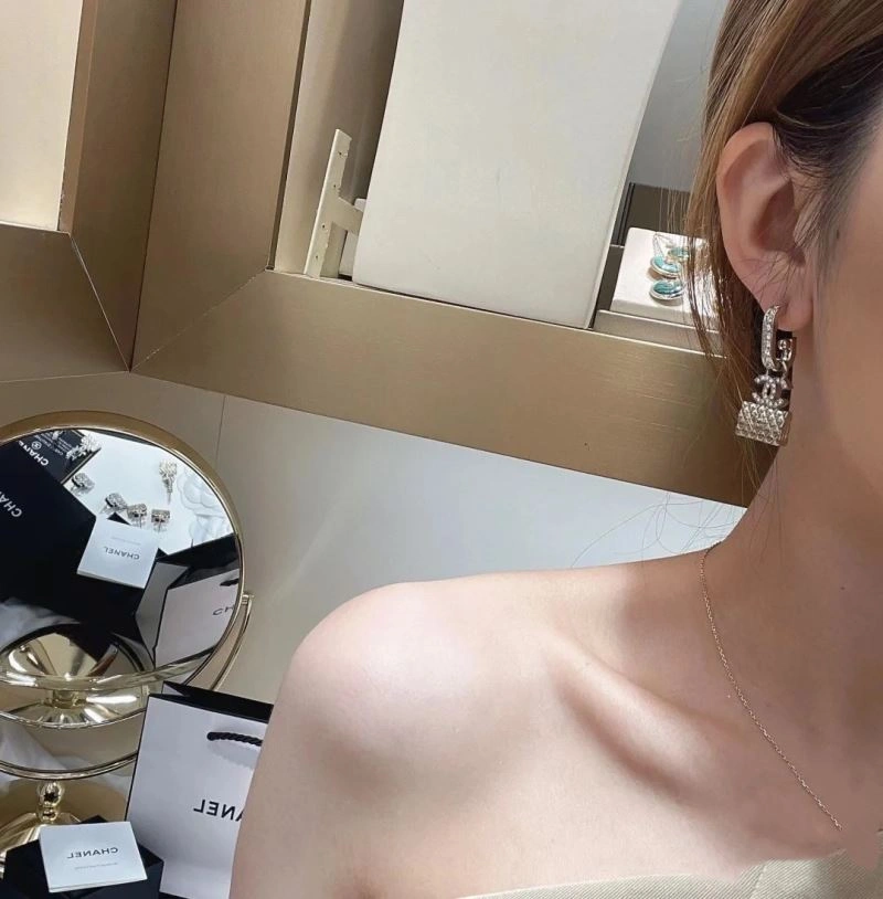 Sleek Chanel Earrings 228983
