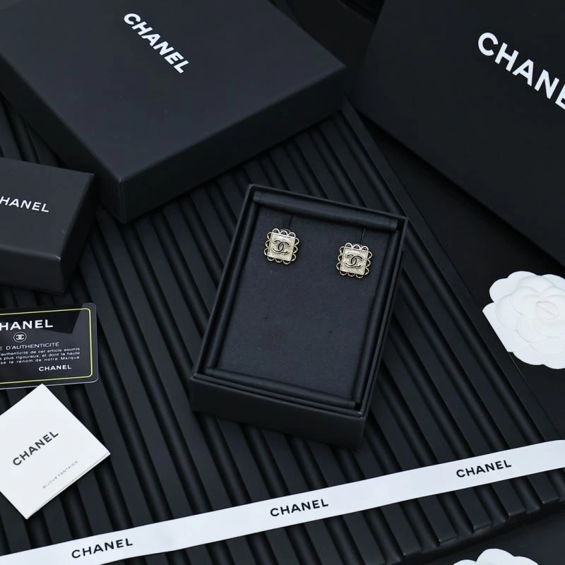 Sophisticated Chanel Earrings 228929